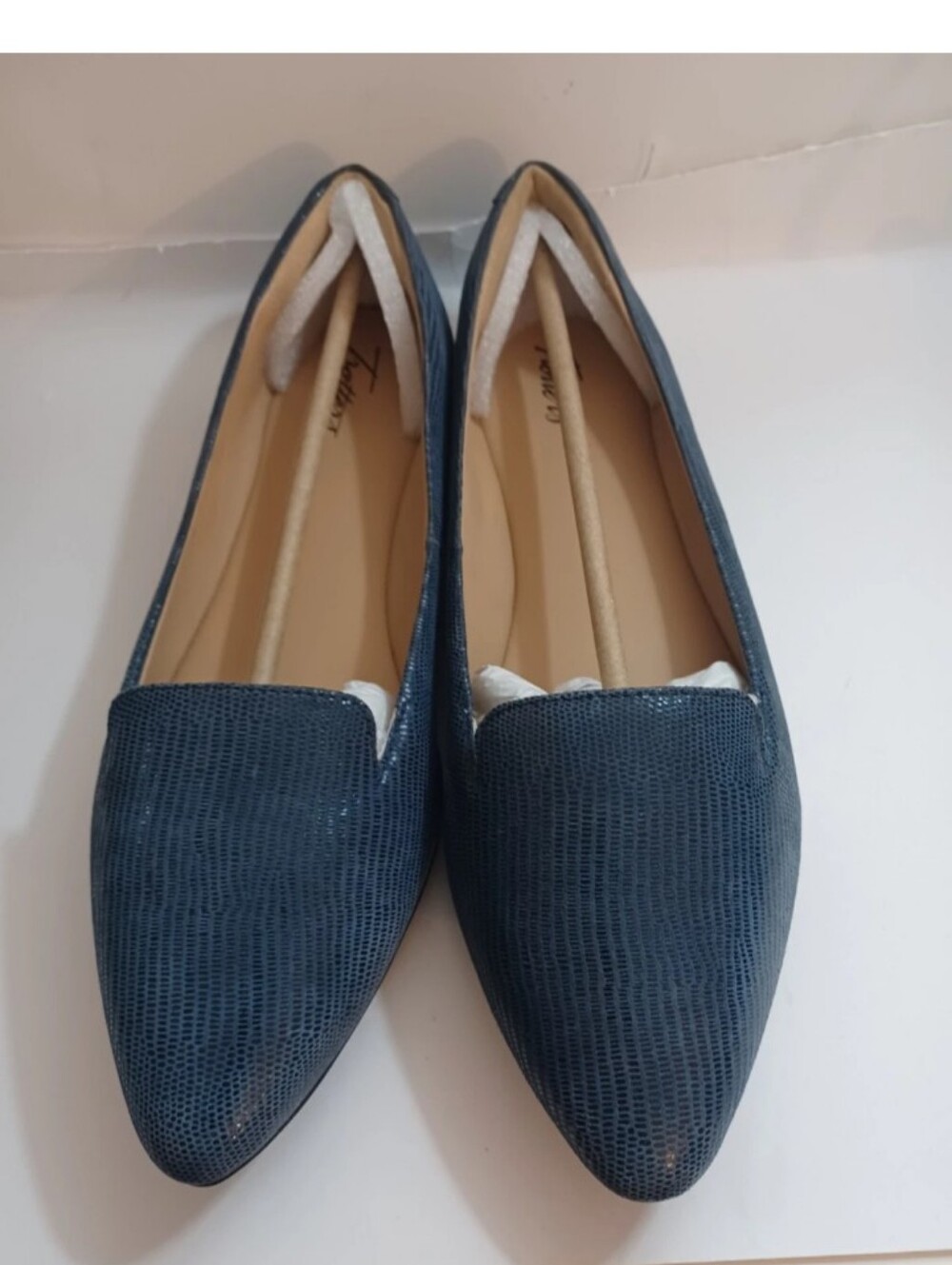 Trotters Pointed-Toe Textured Flats in Navy 12W